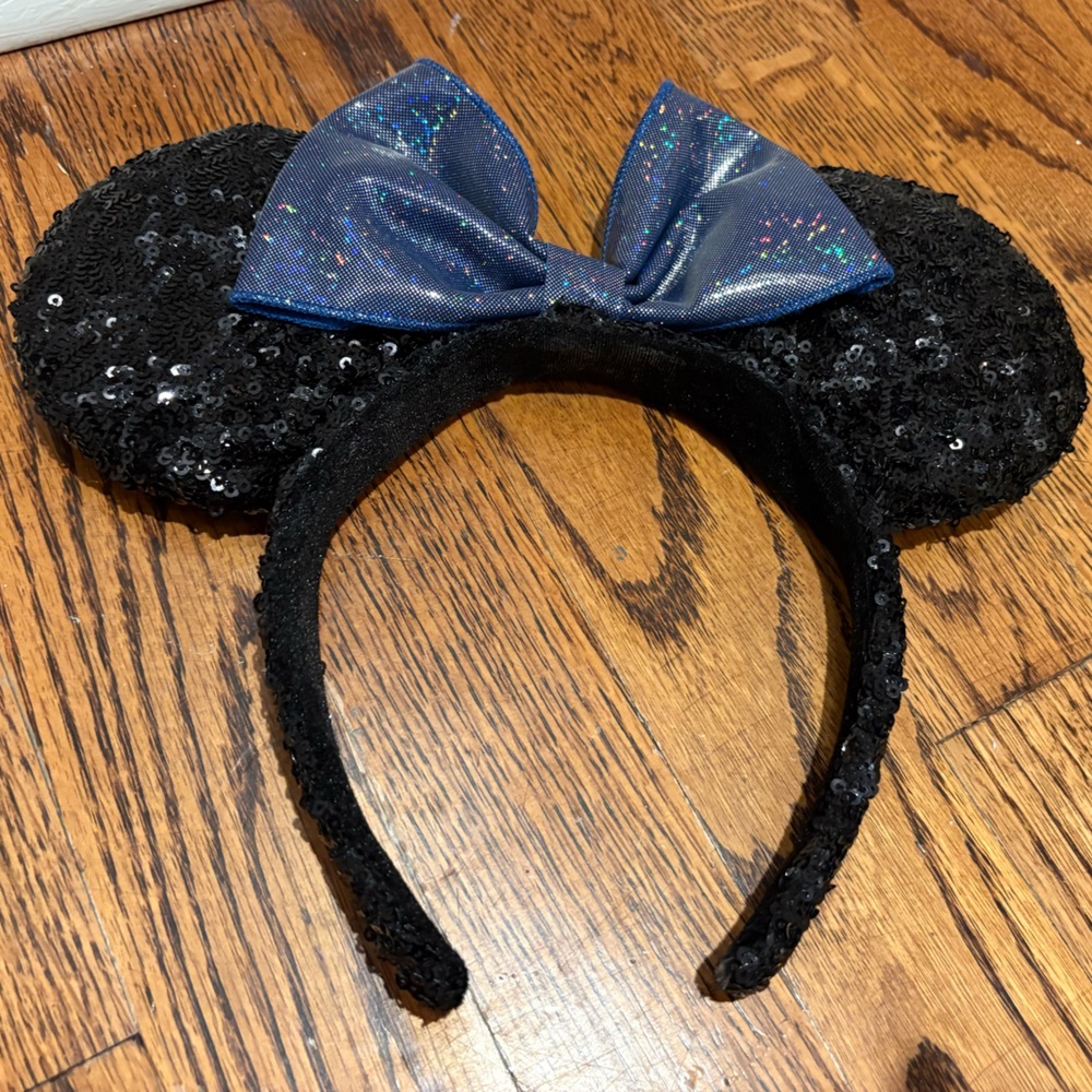 Cute black sequin Minnie Mouse eat headband.